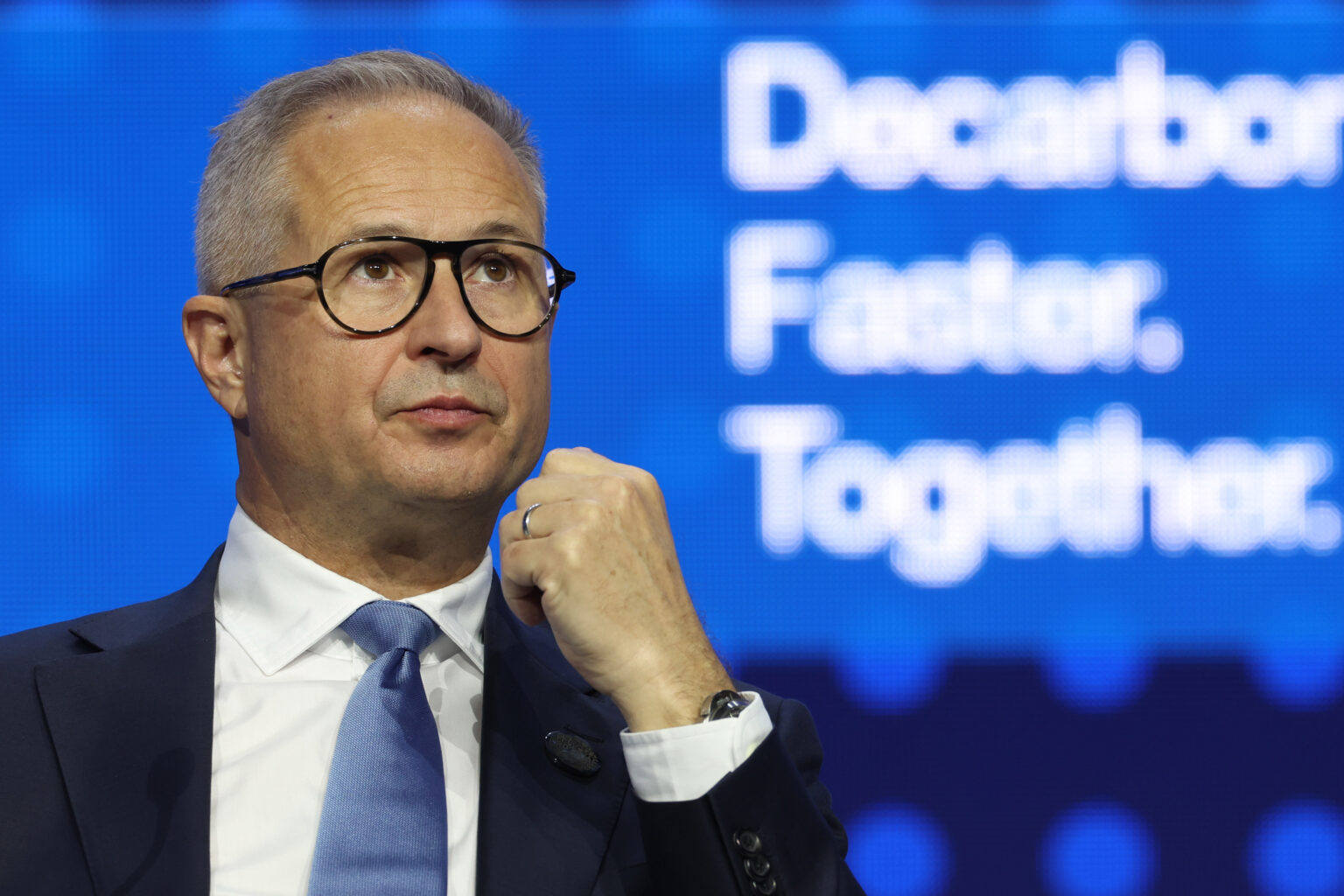 Alfred Stern mit Brille und im Anzug