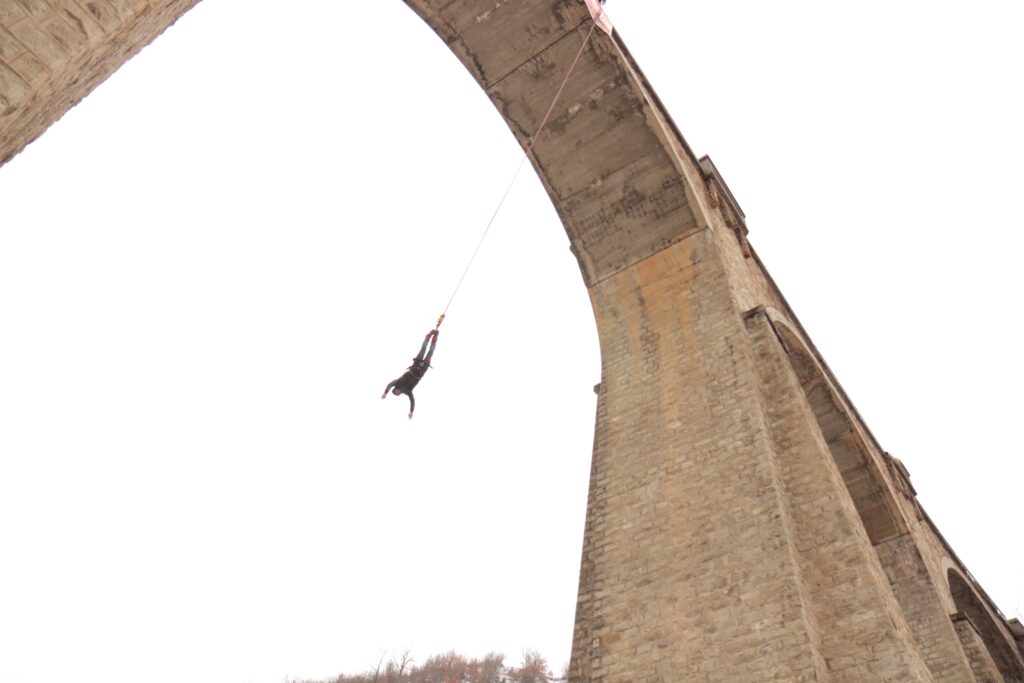 Person betreibt Bungee-Jumping