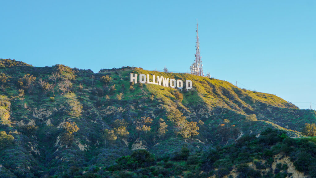 Blick auf den Schriftzug von Hollywood mit dem bekannten Senderturm dahinter 