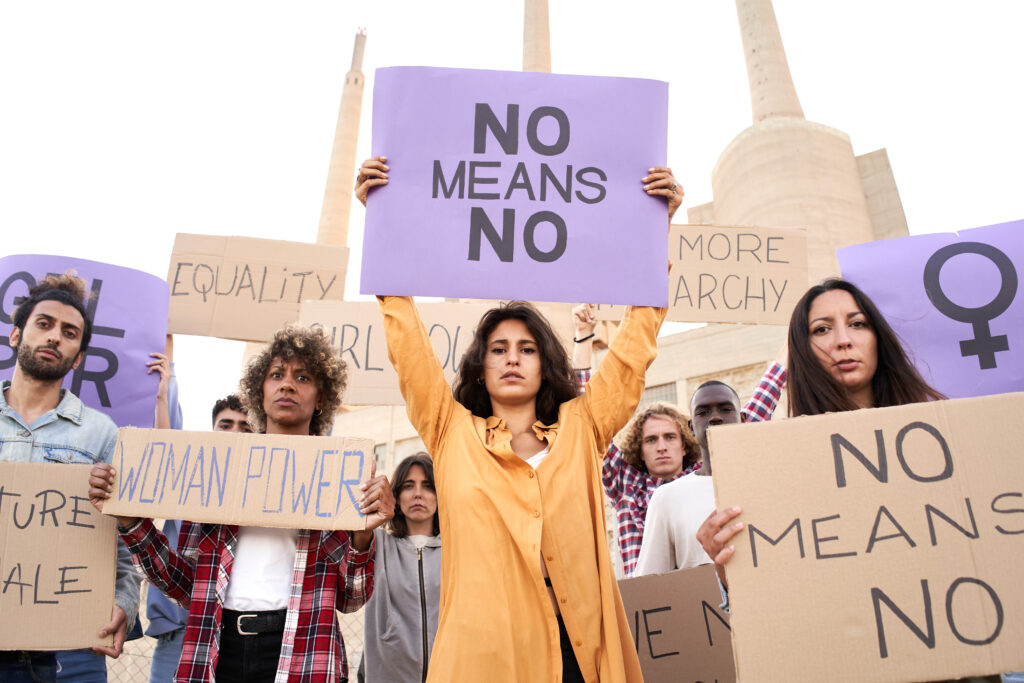 Shirin David Viele Frauen und ein paar Männer bei einer Demonstration halten Plakate mit der Aufschrift