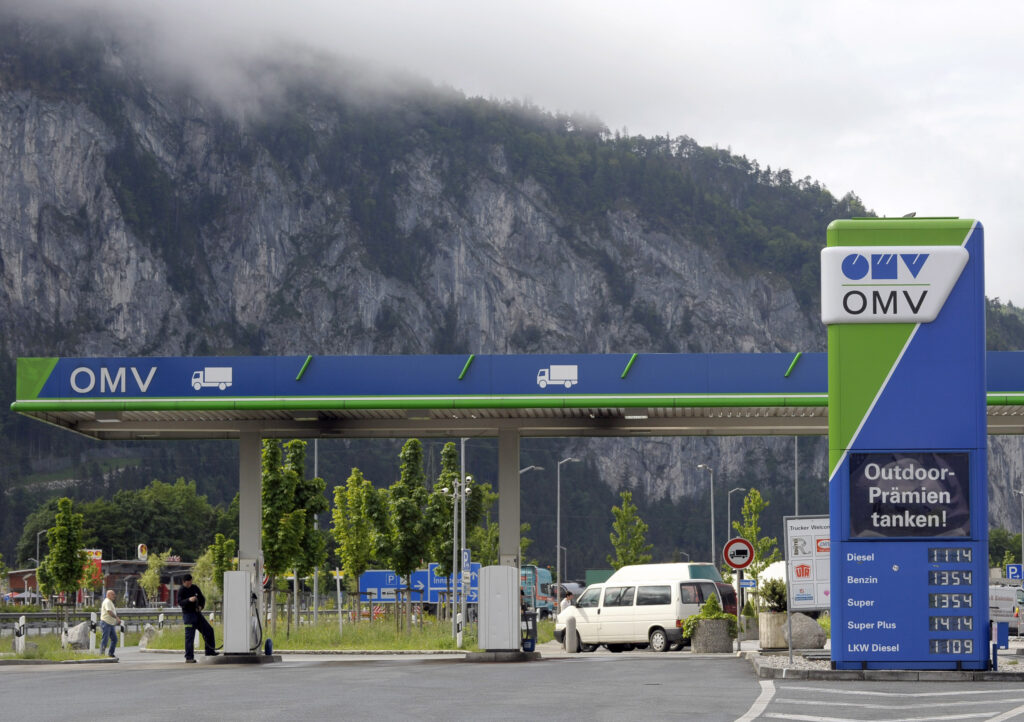 OMV-Tankstelle vor Berglandschaft