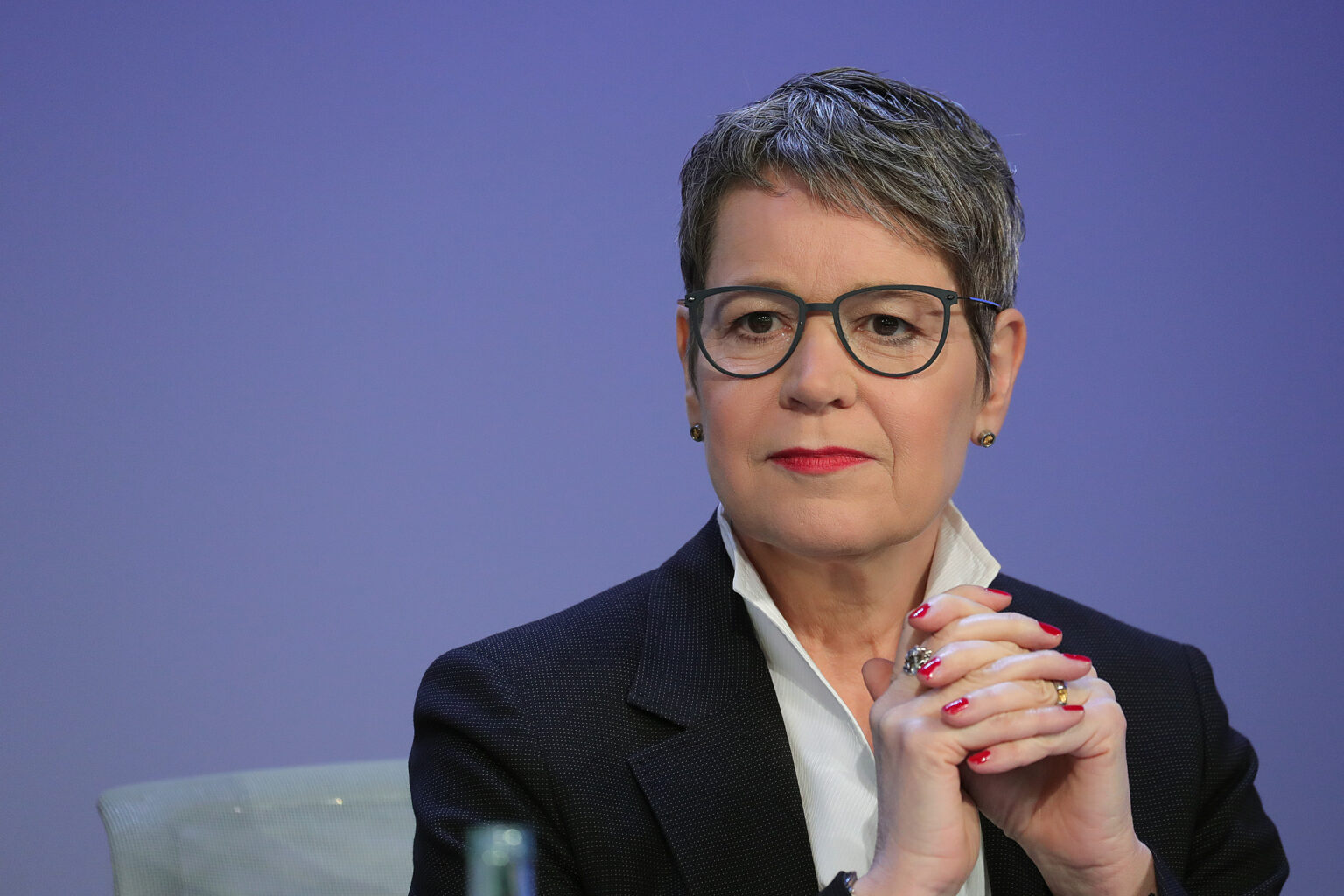 Susanne Menne trägt eine Brille und hält die Hände verschränkt