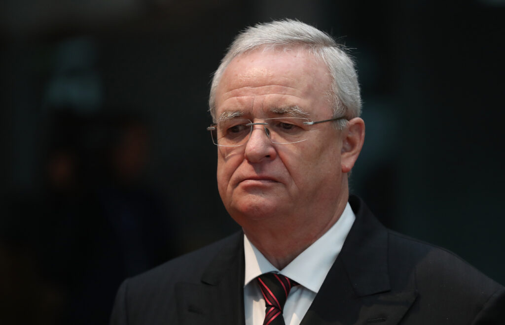 Martin Winterkorn Martin Winterkorn mit Brille, dunklem Anzug, weißem Hemd blickt zu Boden