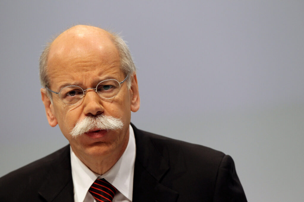 Dieter Zetsche mit dunklem Anzug blickt direkt in die Kamera