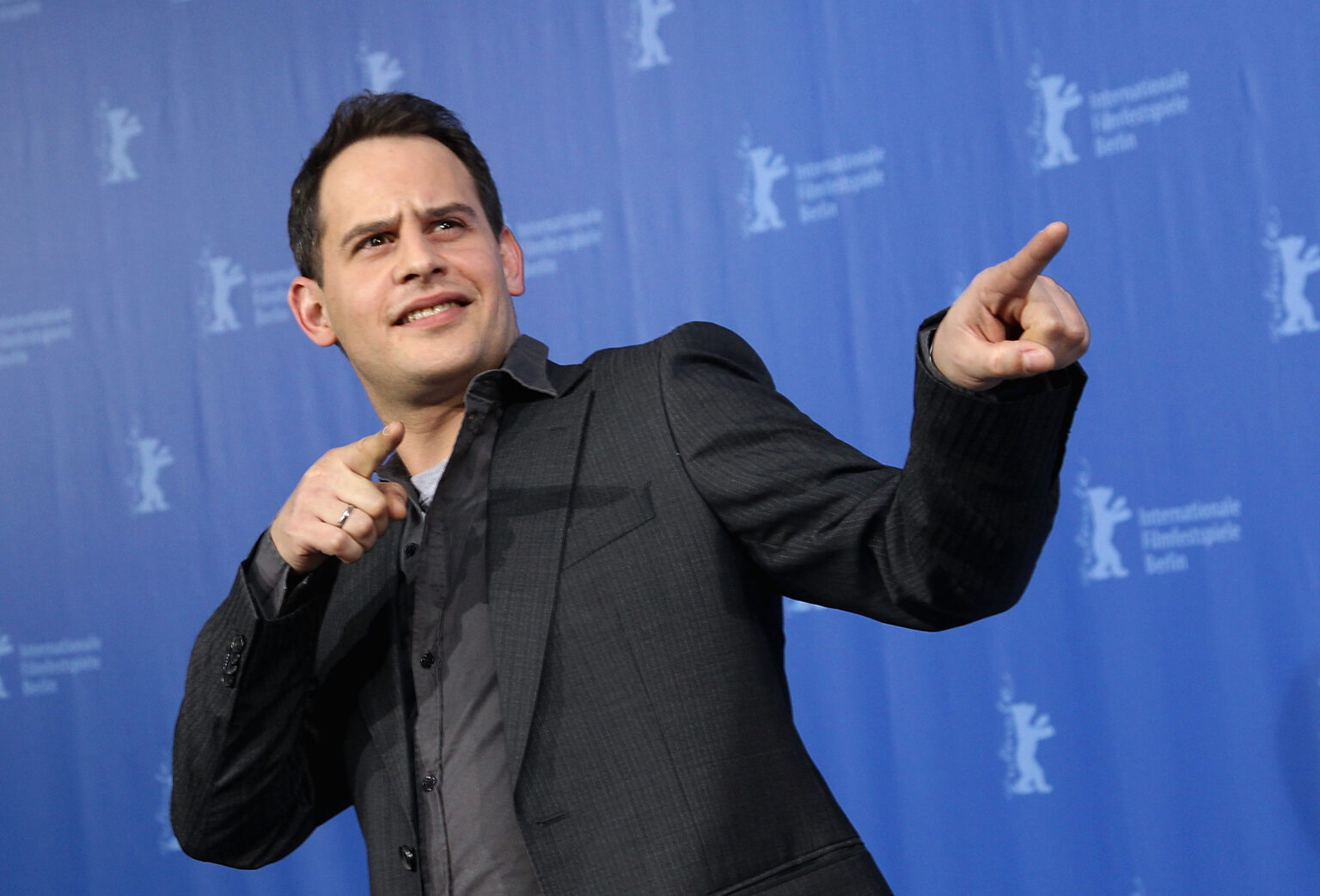 Moritz Bleibtreu macht eine Pose indem er beide Zeigefinger nach rechts streckt