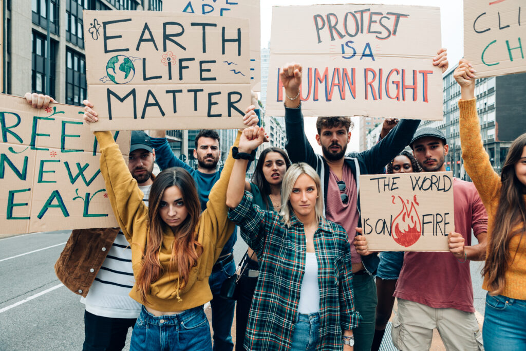 Henning May Viele Junge Menschen bei einer Demonstration die Plakate hochhalten auf denen earth life matter und anderes steht