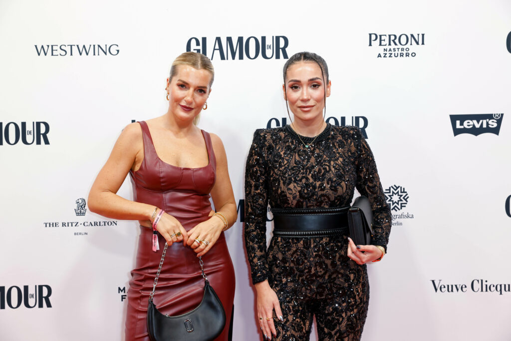 Karo Kauer posiert mit Betül Akbaba bei den GLAMOUR Women Of The Year Awards 2023 in Berlin.