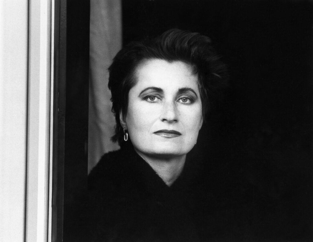 Elfriede Jelinek in schwarz-weiß Aufnahme