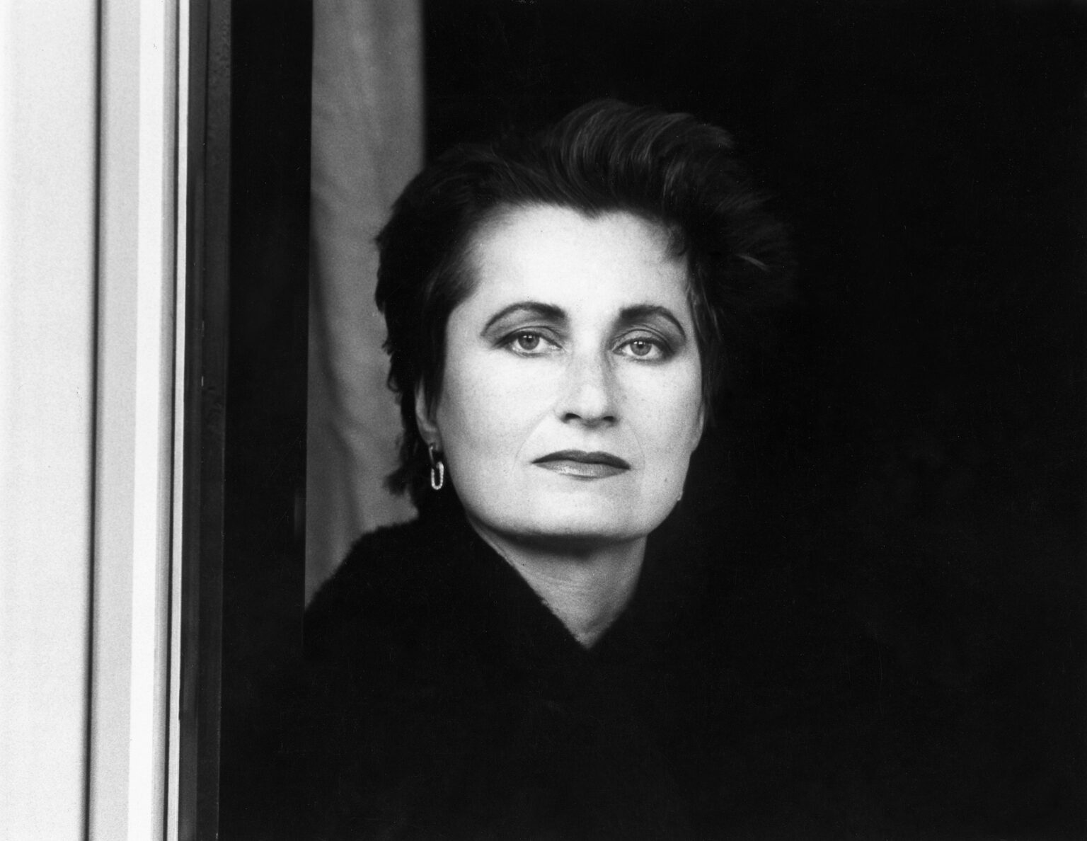 Elfriede Jelinek in schwarz-weiß Aufnahme