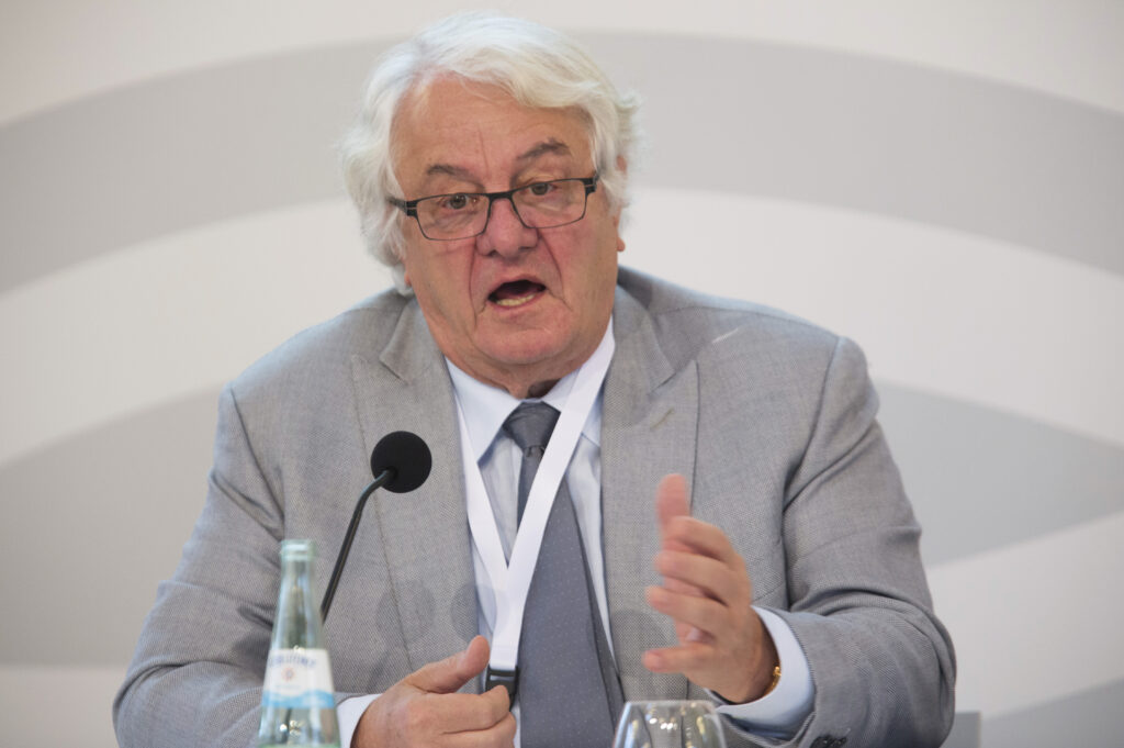 Hasso Plattner Hasso Plattner vor einem Mikrofon