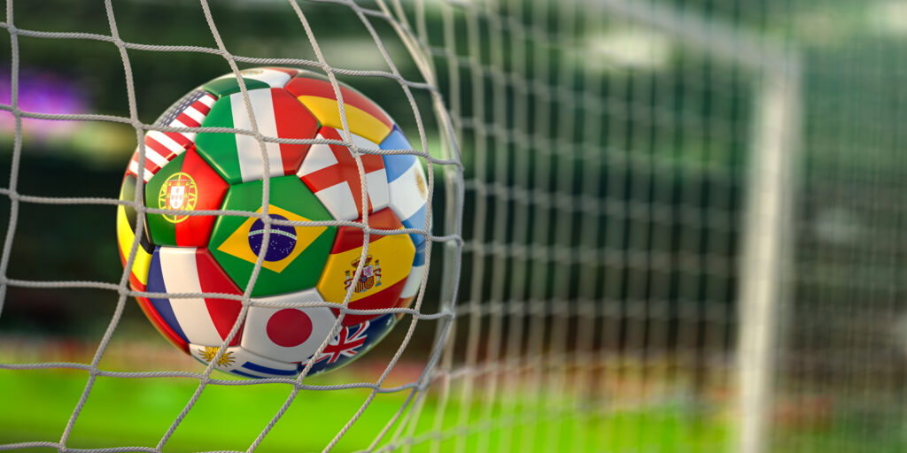 Claudia Neumann Fußball mit vielen Länderfahnen in einem Fußballtor