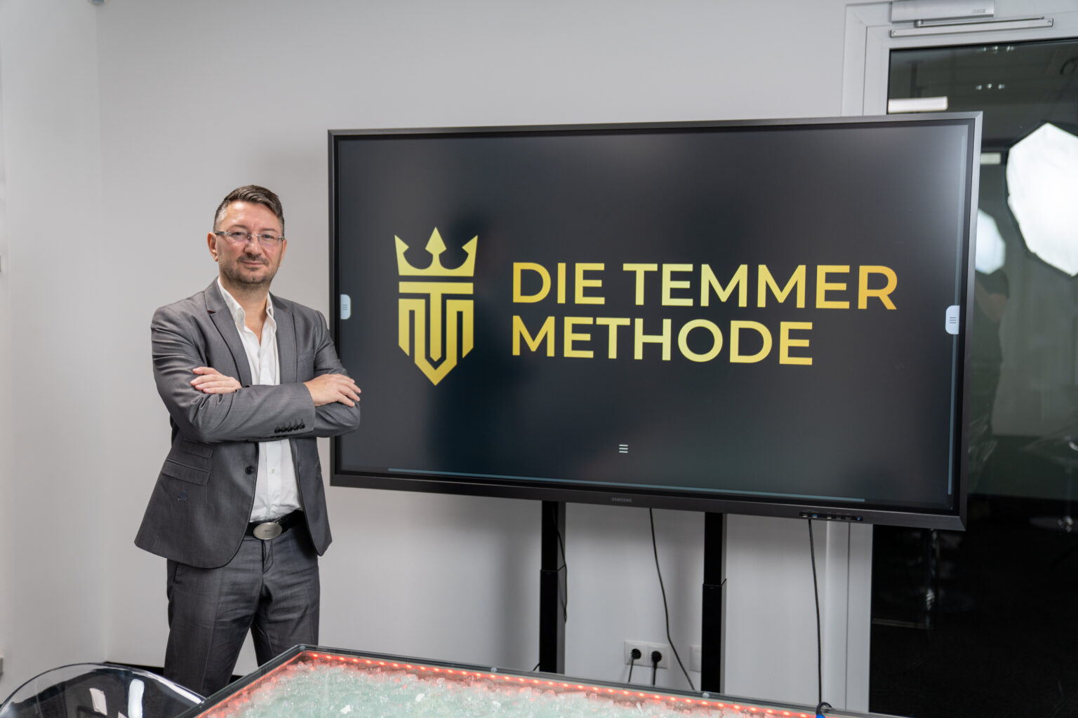 Walter Temmer posiert für Kamera