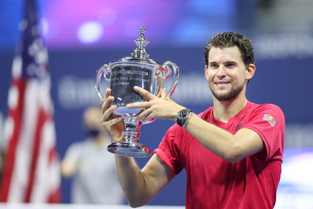 Dominic Thiem hält einen Pokal in seinen Händen