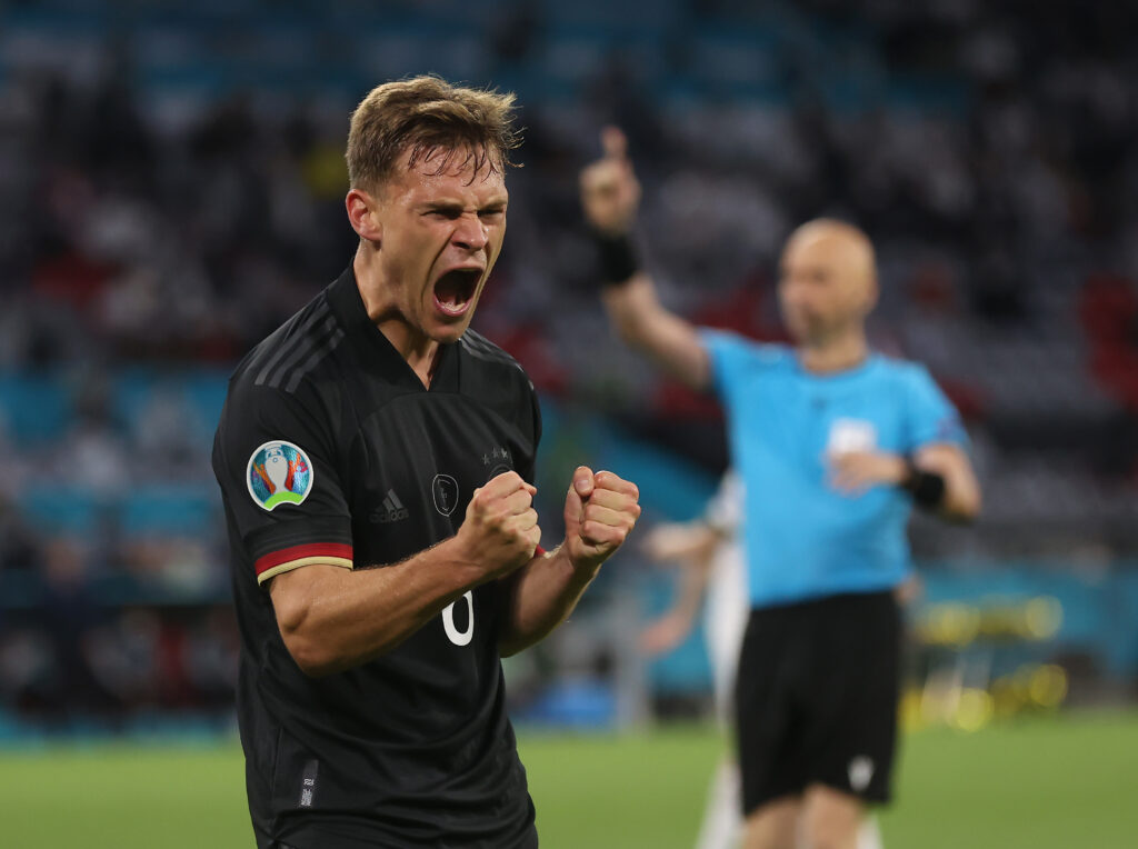 Joshua Kimmich Joshua Kimmich mit schwarzem Trikkot ballt die Fäuste zusammen