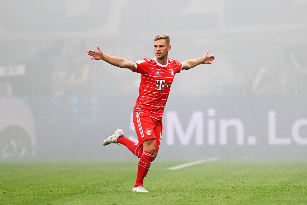 Joshua Kimmich mit rotem Trikot am Fußballplatz