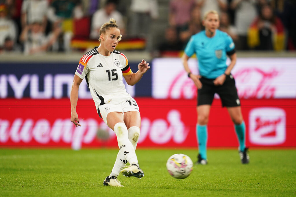 Giulia Gwinn spielt Fußball