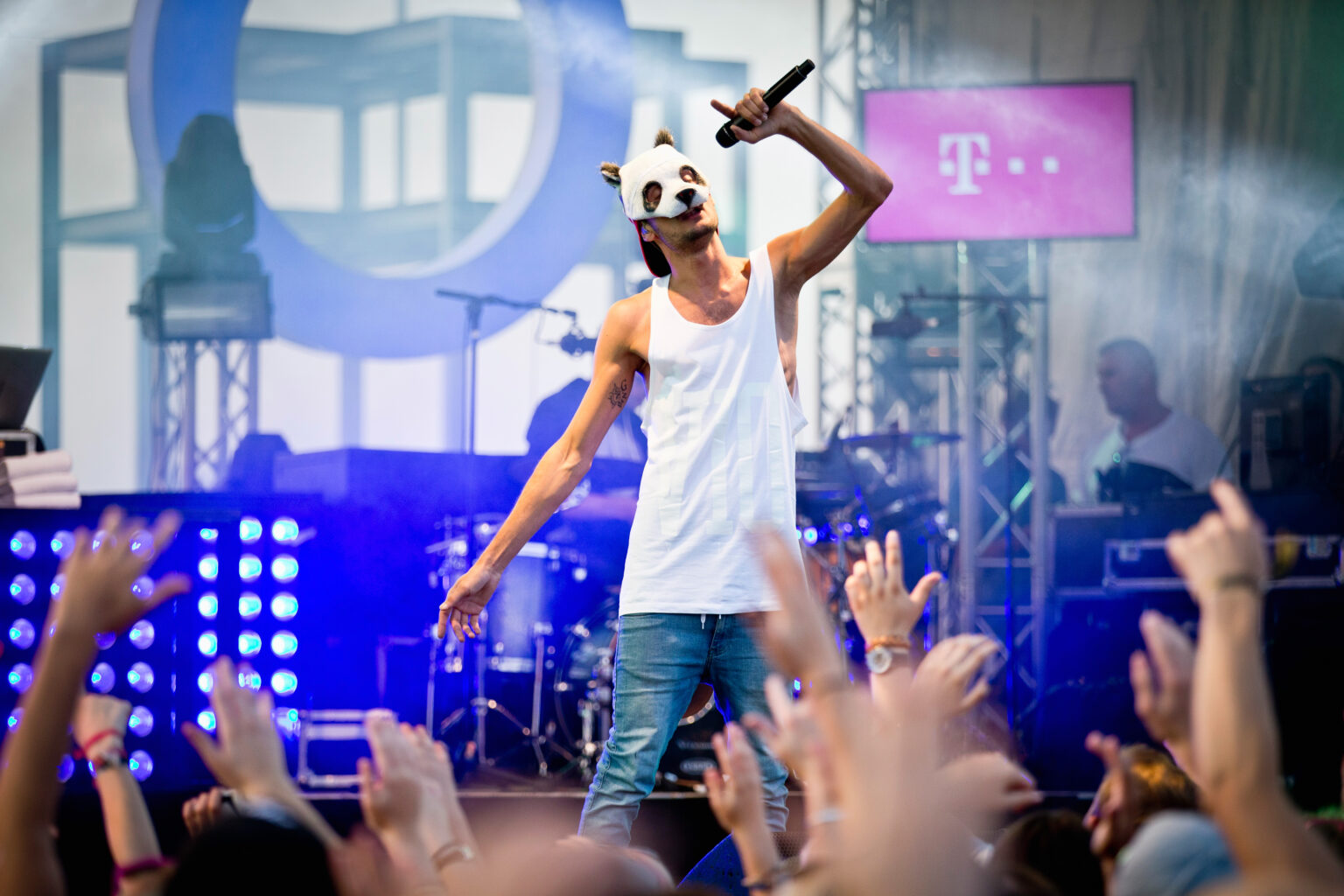 CRO mit Pandamaske auf der Bühne