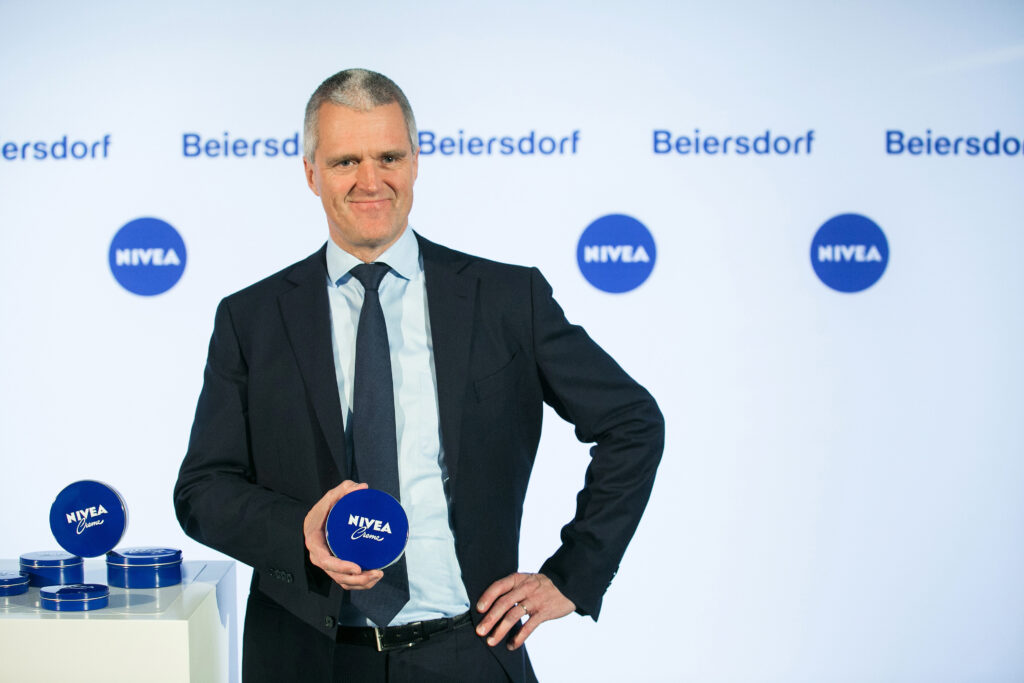 Stefan Heidenreich Stefan Heidenreich mit Anzug hält eine Dose Nivea