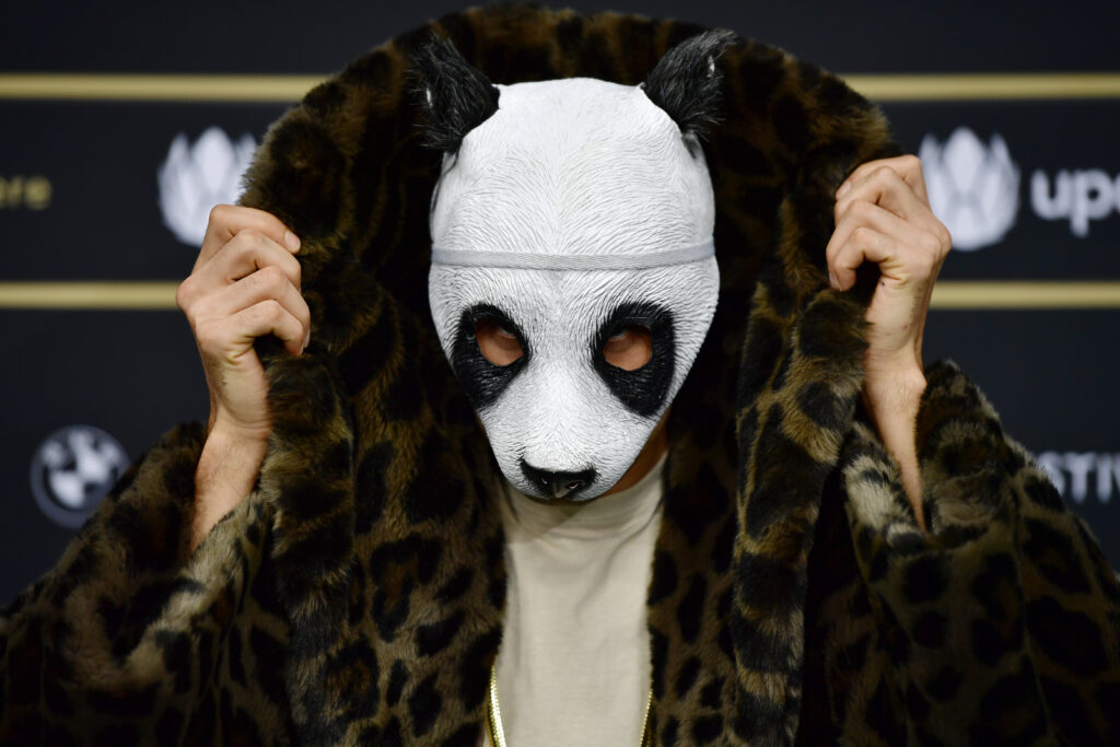 Cro Waibel mit Pandamaske