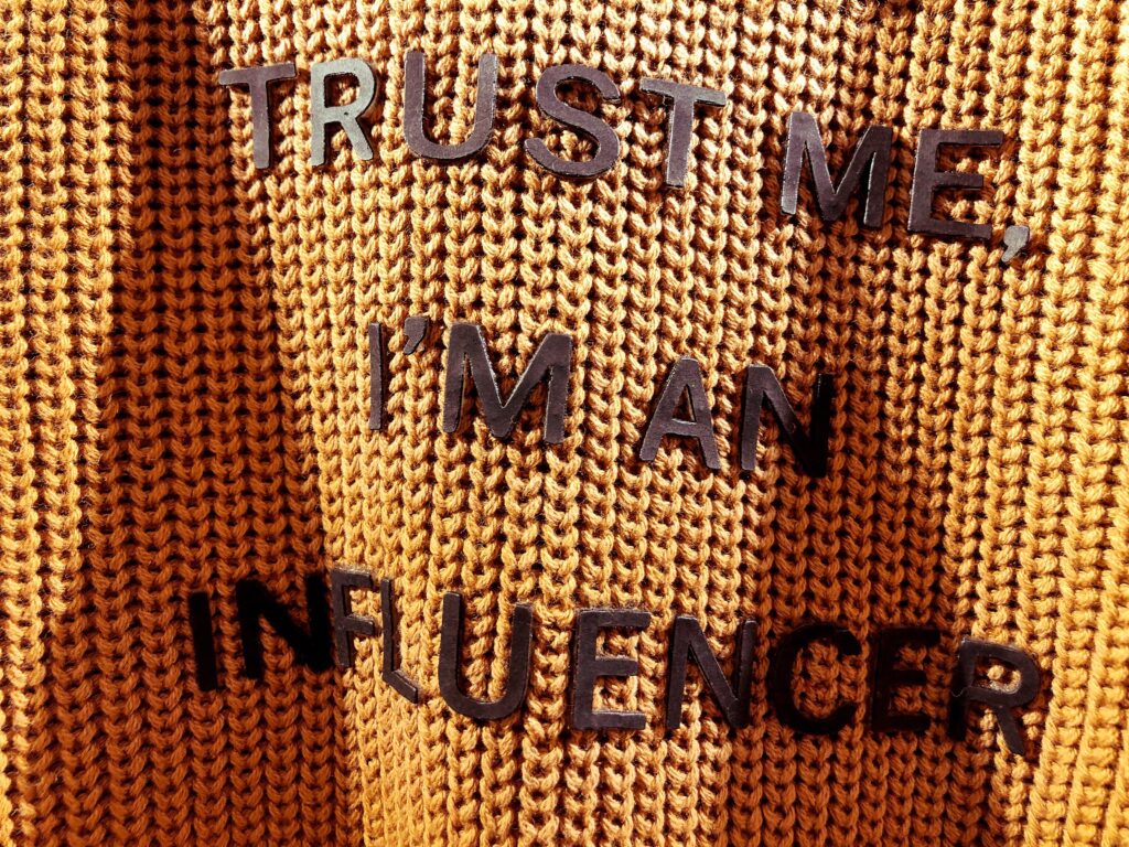 Farina Opoku gestrickter brauner Teil mit Trust Me I`m an Influencer Aufschrift