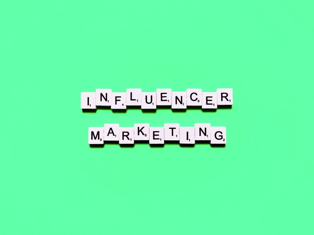 Farina Opoku grüner Hintergrund mit Influencer Marketing auf Klötzen mit Nummern geschrieben