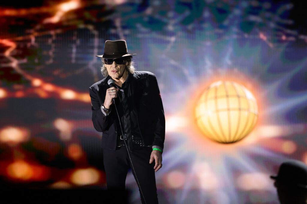 Udo Lindenberg Udo Lindenberg steht mit Hut und Sonnenbrille auf einer Bühne