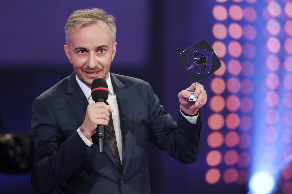 Jan Böhmermann mit Mikrofon