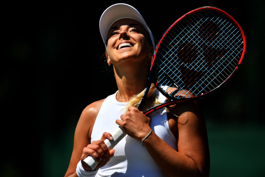 Sabine Lisicki mit Tennisschläger in der Hand