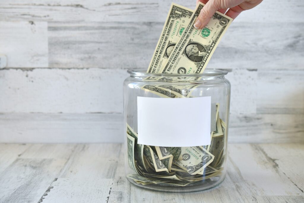 Glas mit Dollarscheinen