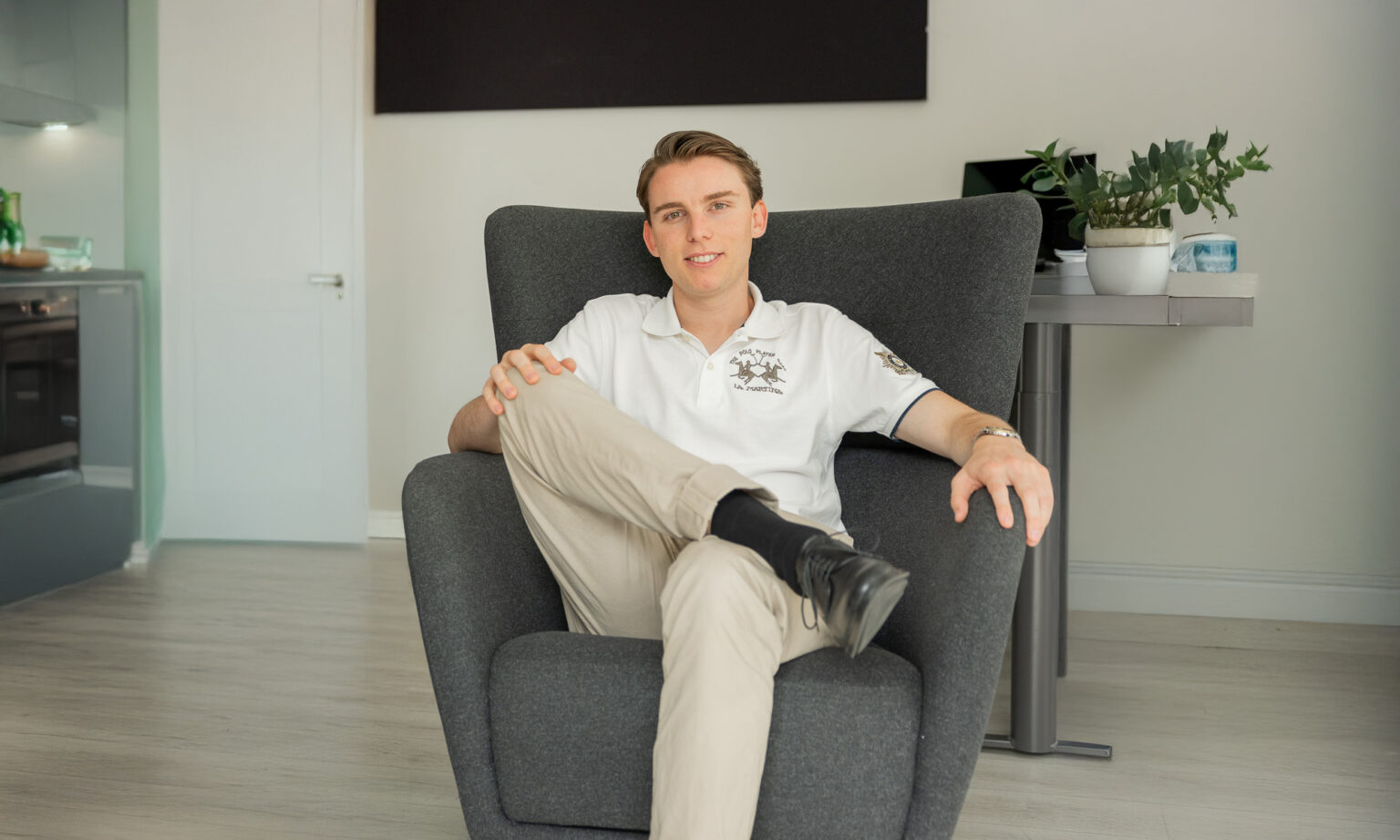 Junger Mann sitzt in Stuhl