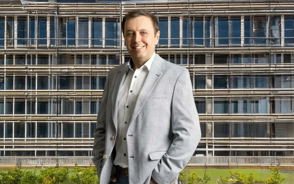 Mann lächelt in die Kamera