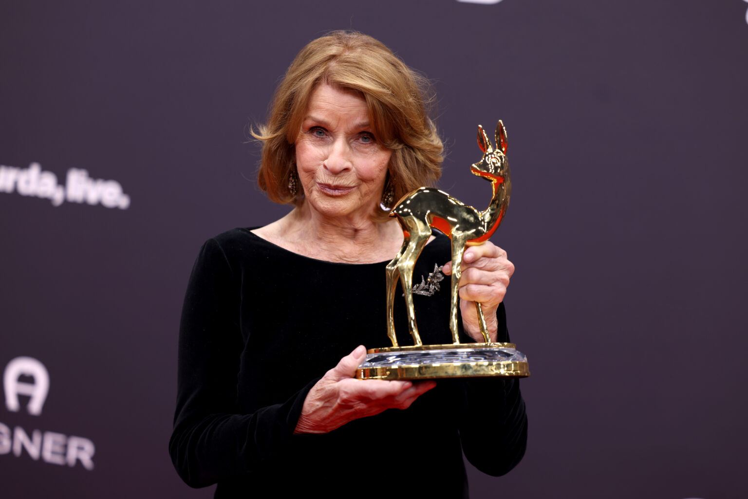 Senta Berger hält einen Bambi in ihren Händen