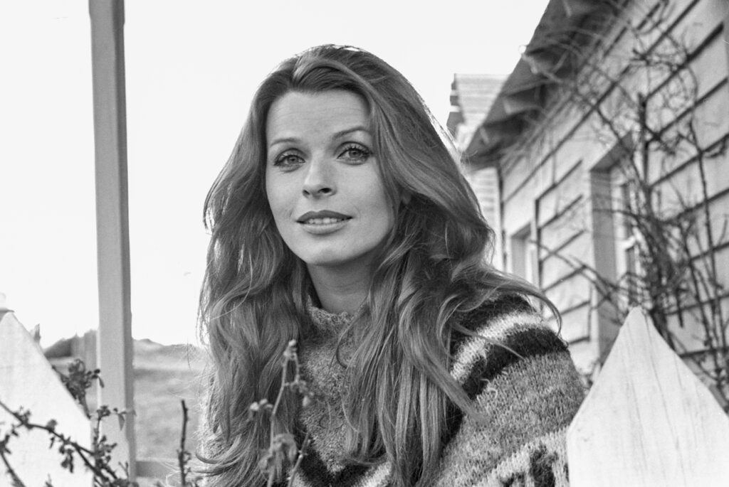 Portraitaufnahme von Senta Berger in schwarz-weiß
