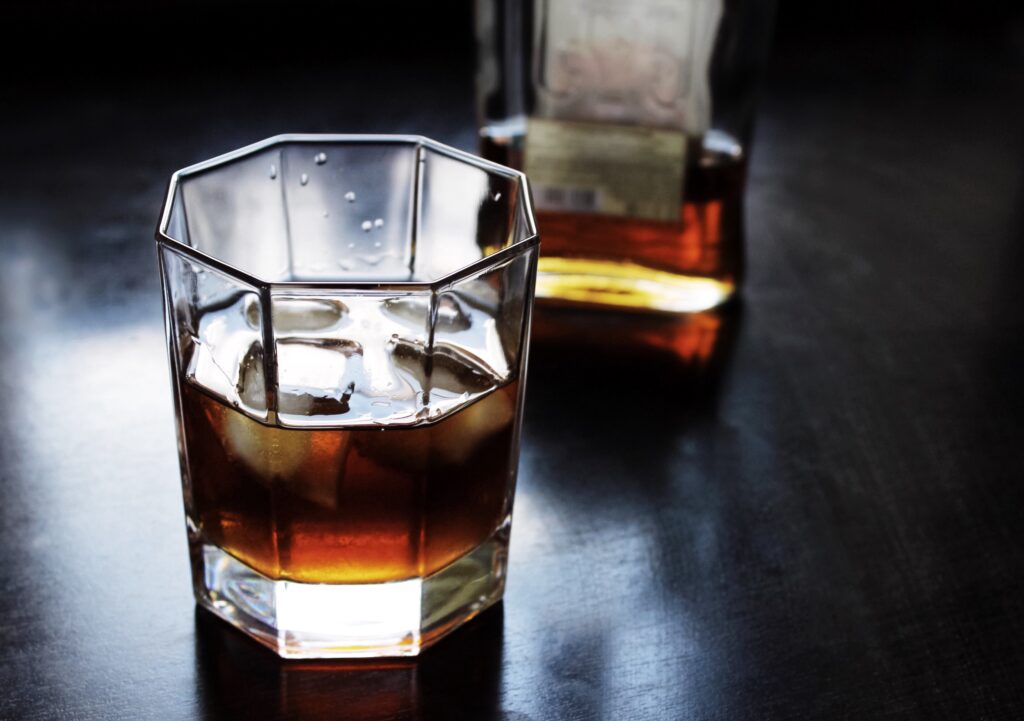 Zwei Gläser mit Alkohol auf einem schwarzen Tisch