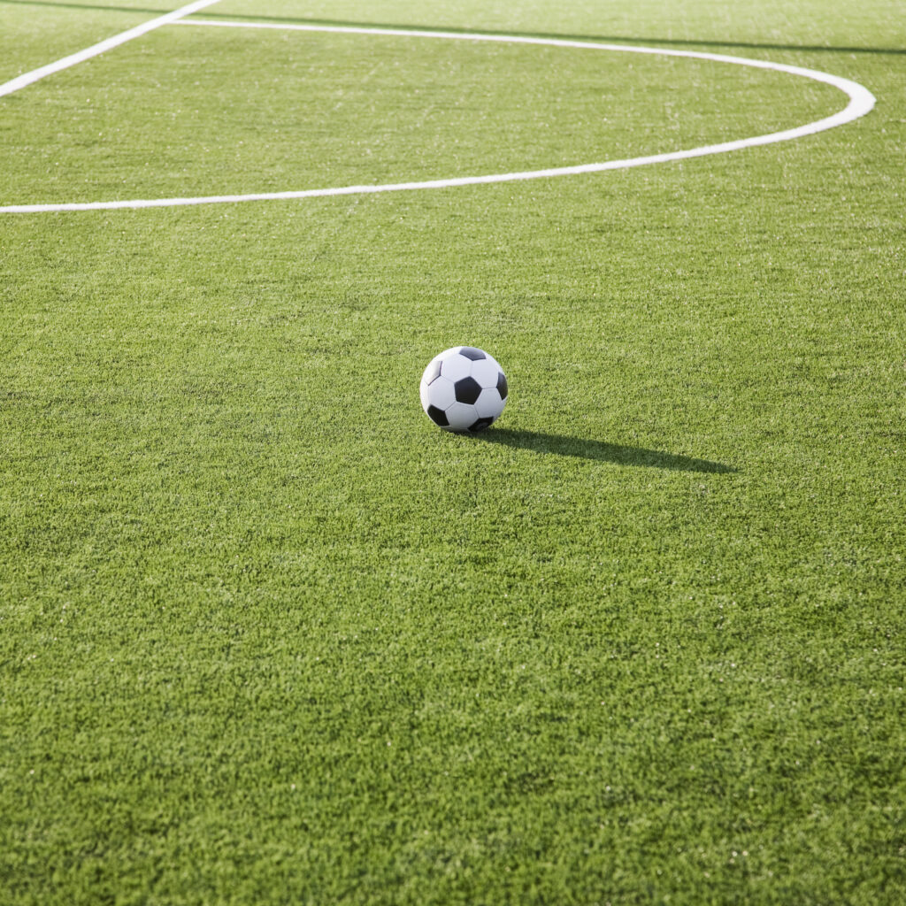 Fußball auf einem grünen Rasen