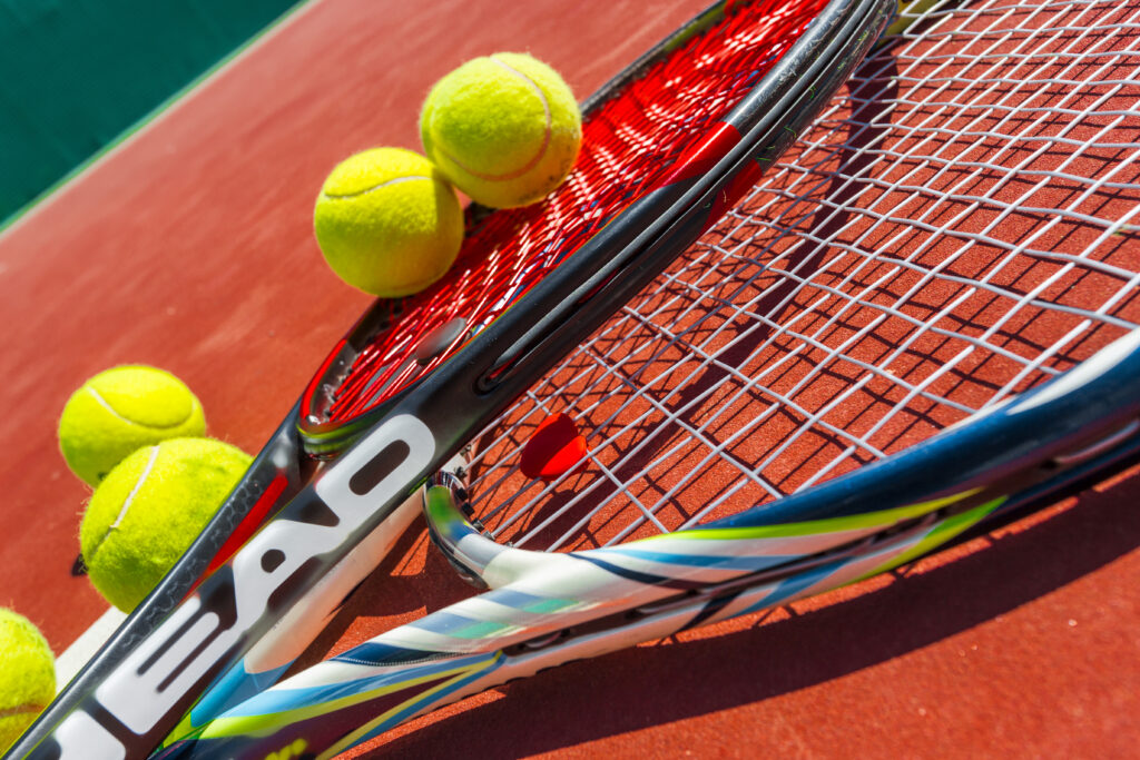 Tennisschläger und Bälle in Nahaufnahme