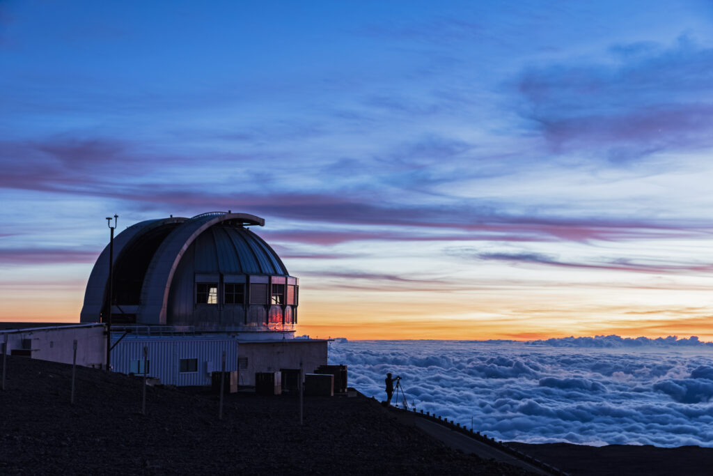 Alaska Blick auf Nebel von einer Forschungsstation. Dahinter Sonnenuntergang