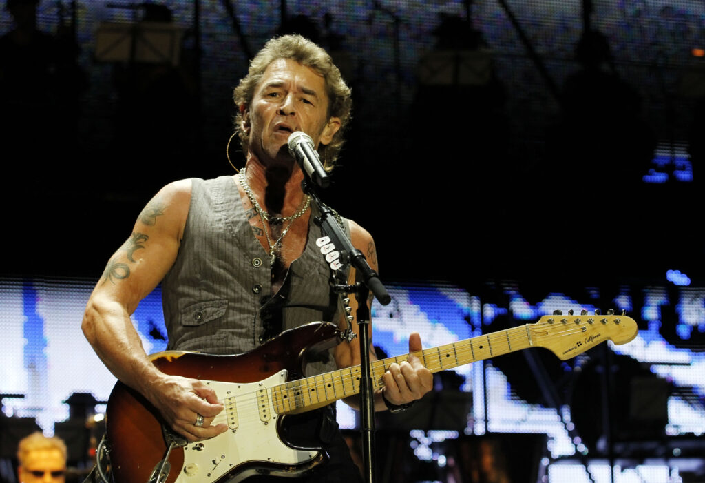 Peter Maffay mit Gitarre auf der Bühne