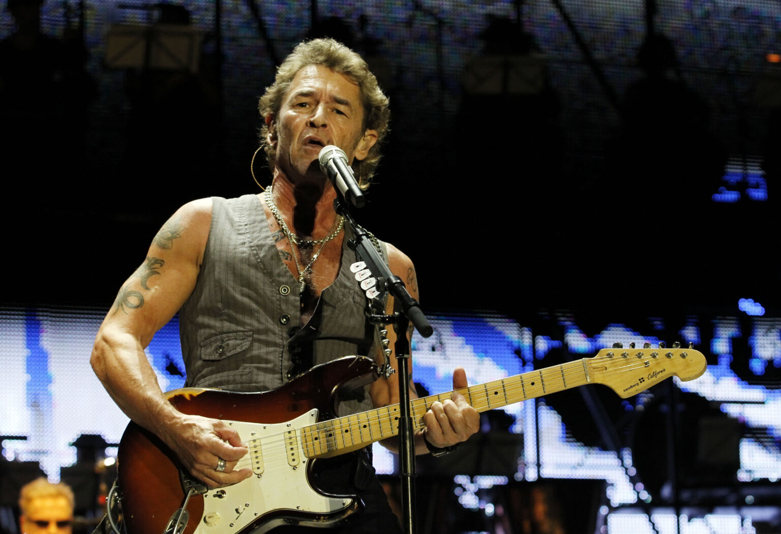 Peter Maffay mit Gitarre auf der Bühne