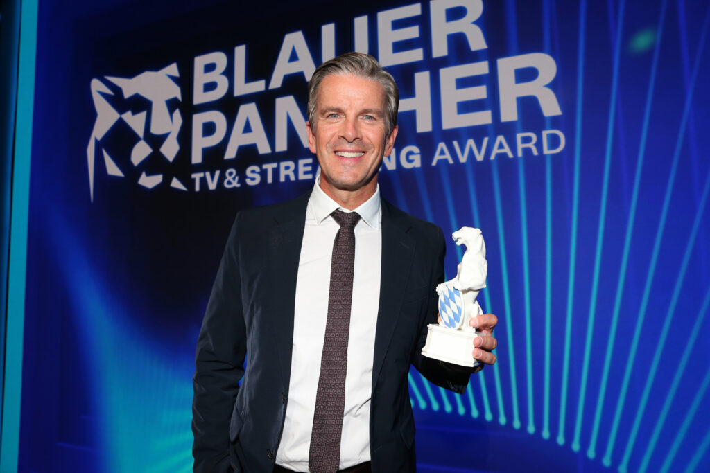 Markus Lanz hält Fernsehpreis in der Hand