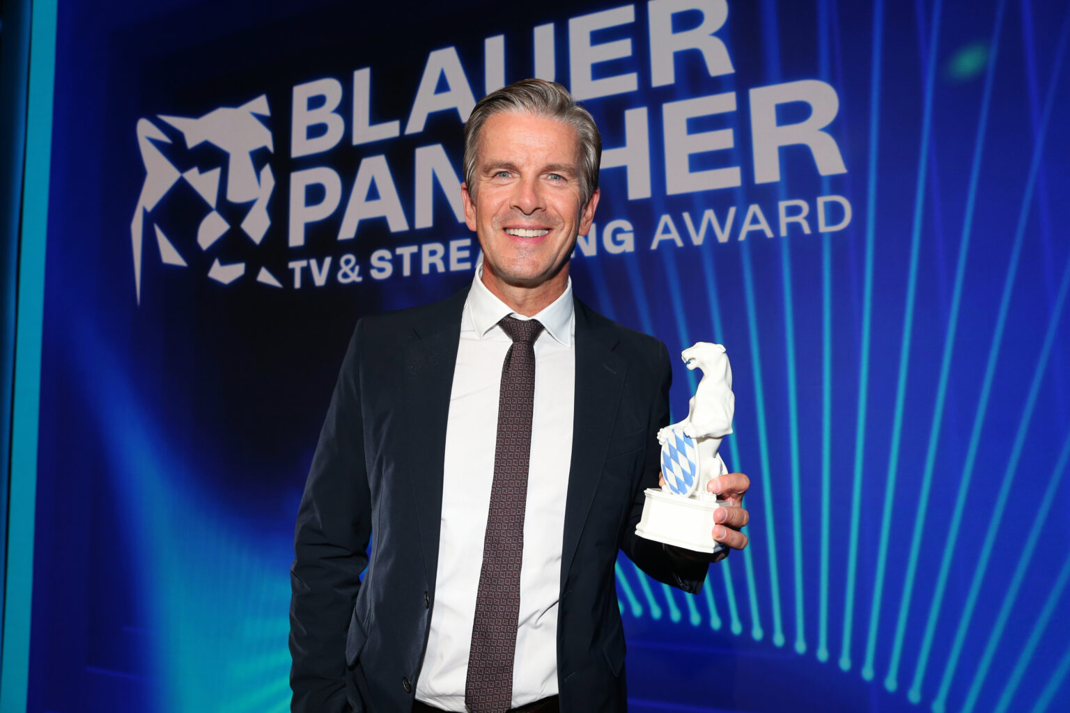 Markus Lanz hält Fernsehpreis in der Hand