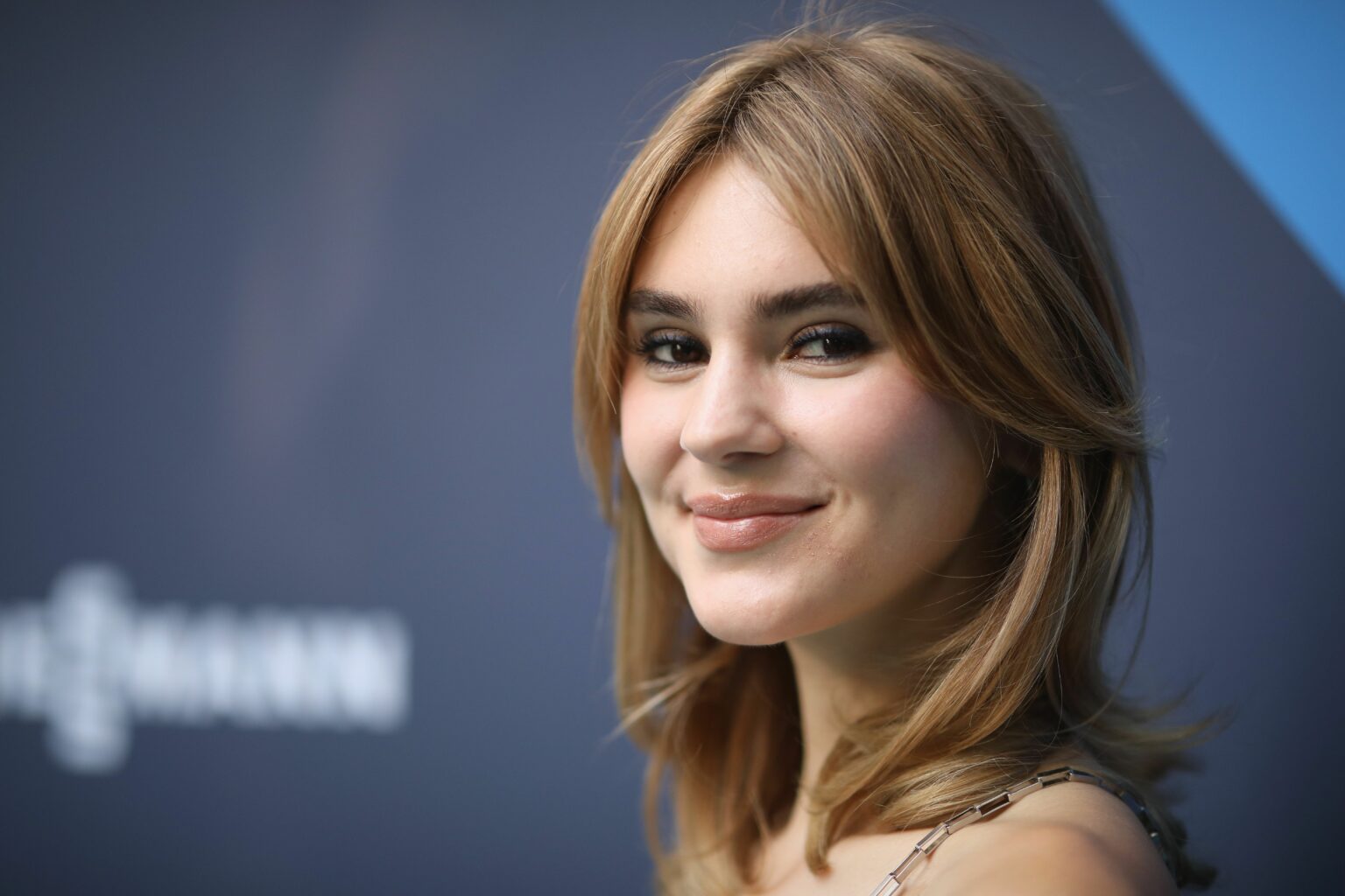 Stefanie Giesinger lacht in die Kamera