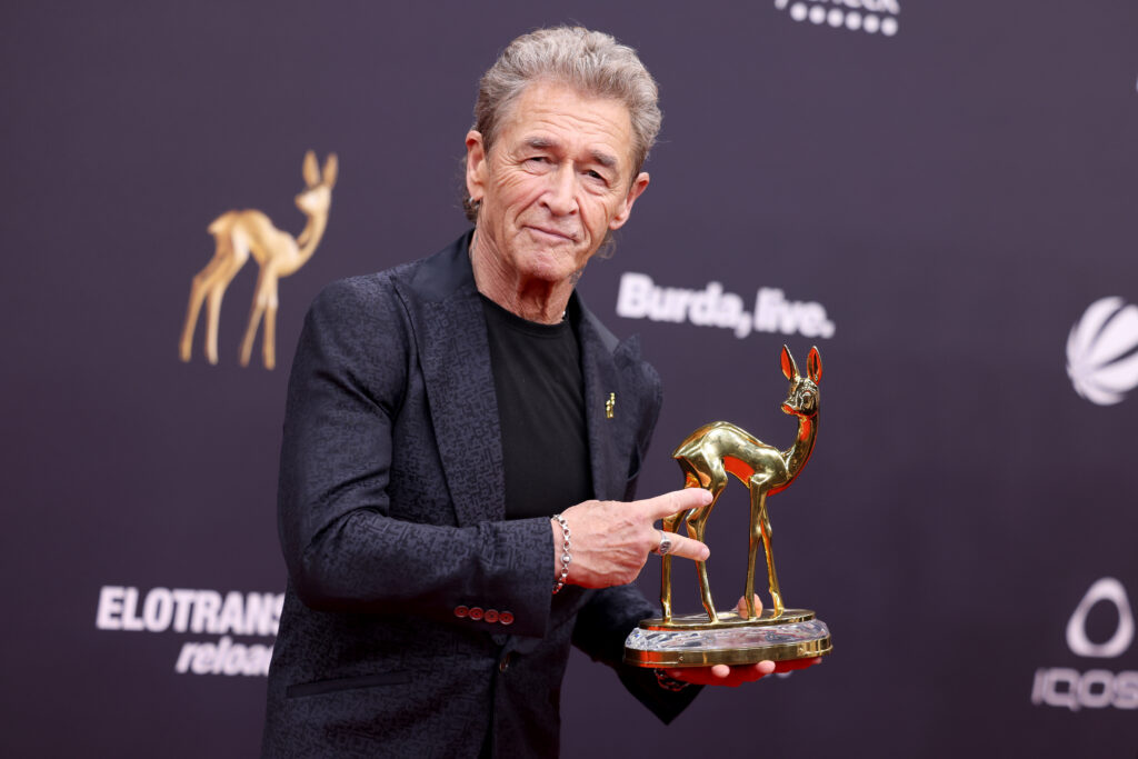 Peter Maffay hält einen Bambi in der Hand