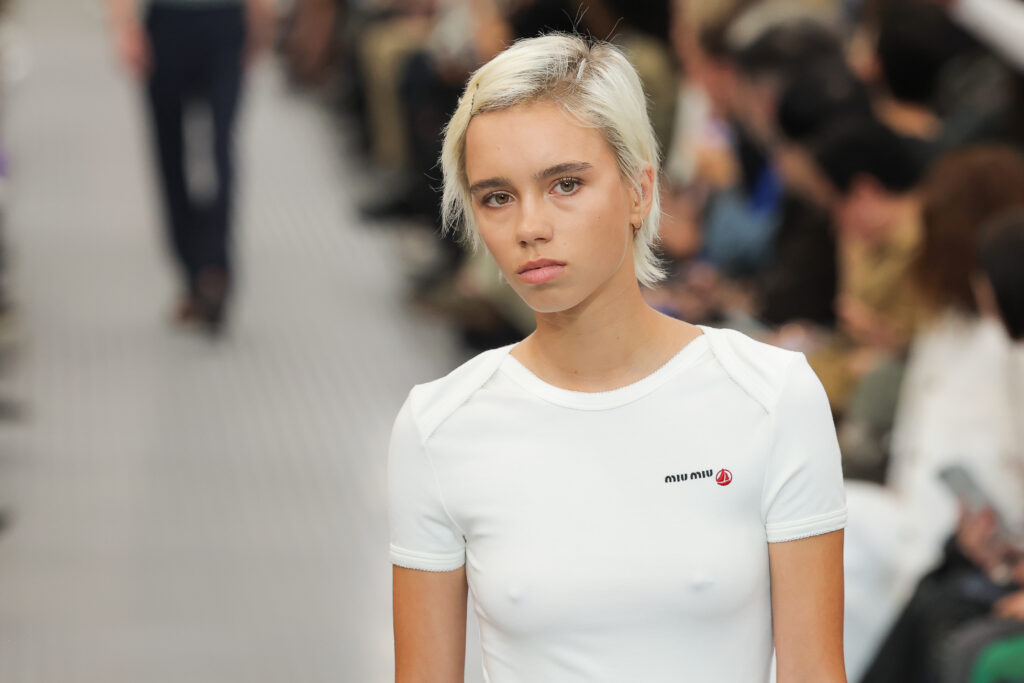 Lena Mantler mit weißem T-Shirt