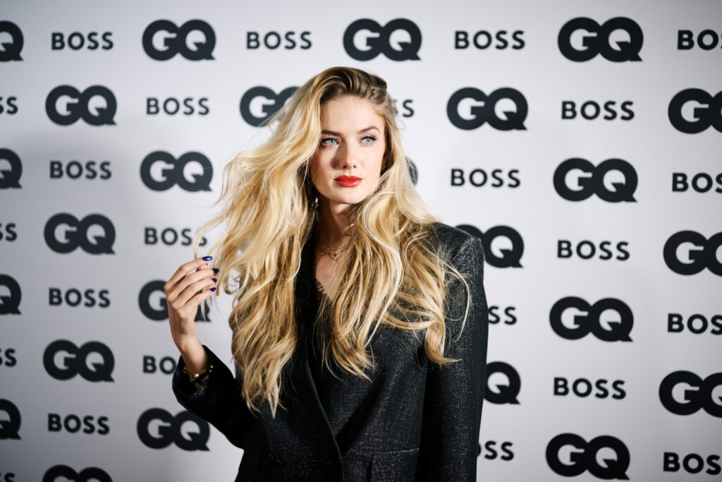 Alicia Schmidt als Modell vor dem Plakat von GQ und BOSS