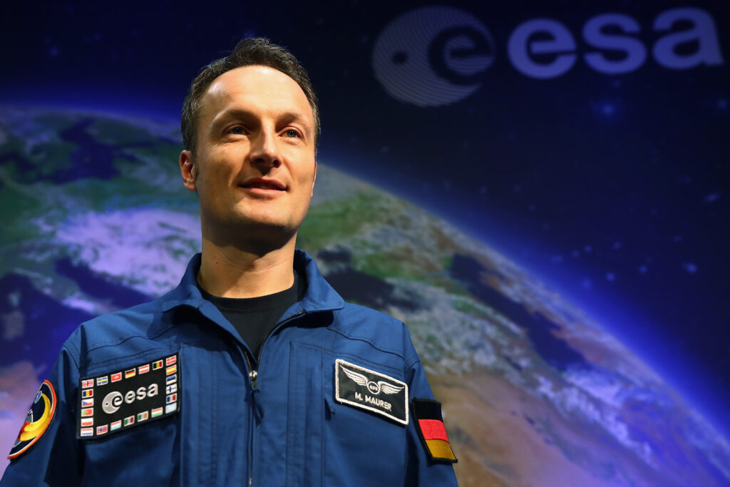 Matthias Maurer vor dem Plakat der esa