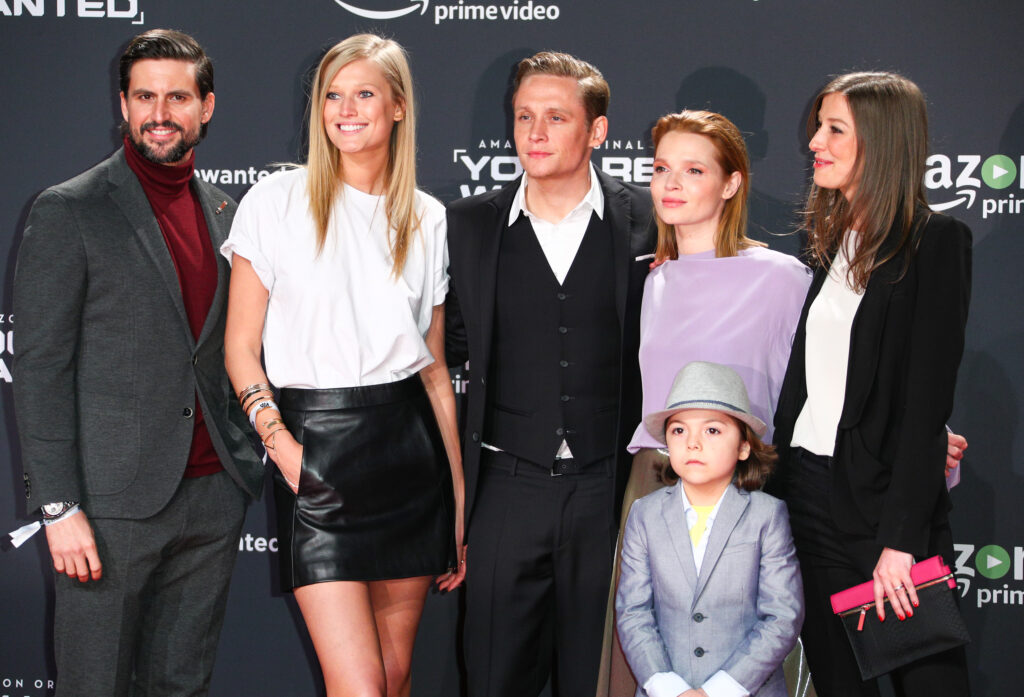 Karoline Herfurth mit anderen Schauspielern