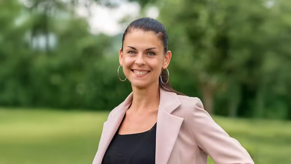 Dagmar Häusler lächelt in die Kamera