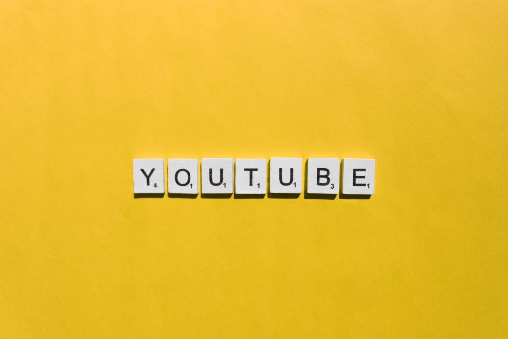 youtube auf Klötzen geschrieben mit kleinen Nummern unterhalben wie 4,1,1,1,1,13,1,