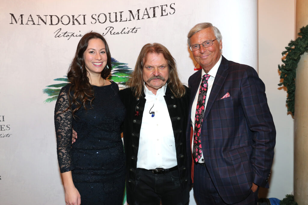 Caroline Bosbach mit ihrem Vater vor Mandoko Soulmates Plakat